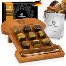 Grimm & Brothers: Whiskey Steine Set- 9 Tigeraugen Steine- Graviertes Bambus Gestell- Kühlsteine- Whisky Geschenke für Männer- Wiederverwendbare Eiswürfel- Whiskey stones- Whisky Geschenkset - 1